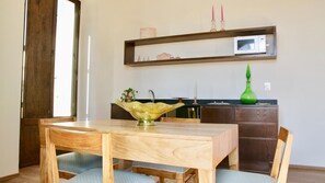 Refrigerador, microondas, cafetera y tetera y utensilios de cocina