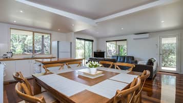 House, 3 Bedrooms | In-room dining