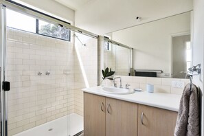 House, 5 Bedrooms | Bathroom