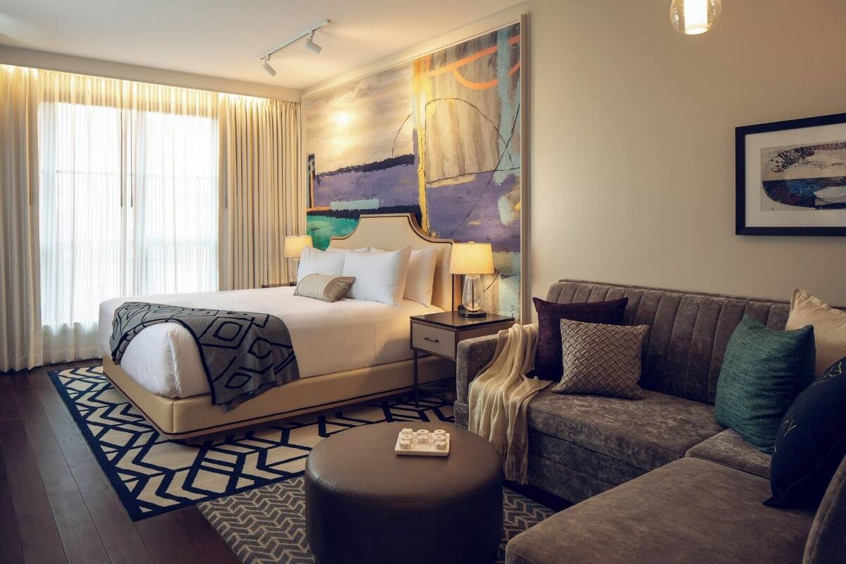 Roupas de cama premium, frigobar, cofres nos quartos, escrivaninha