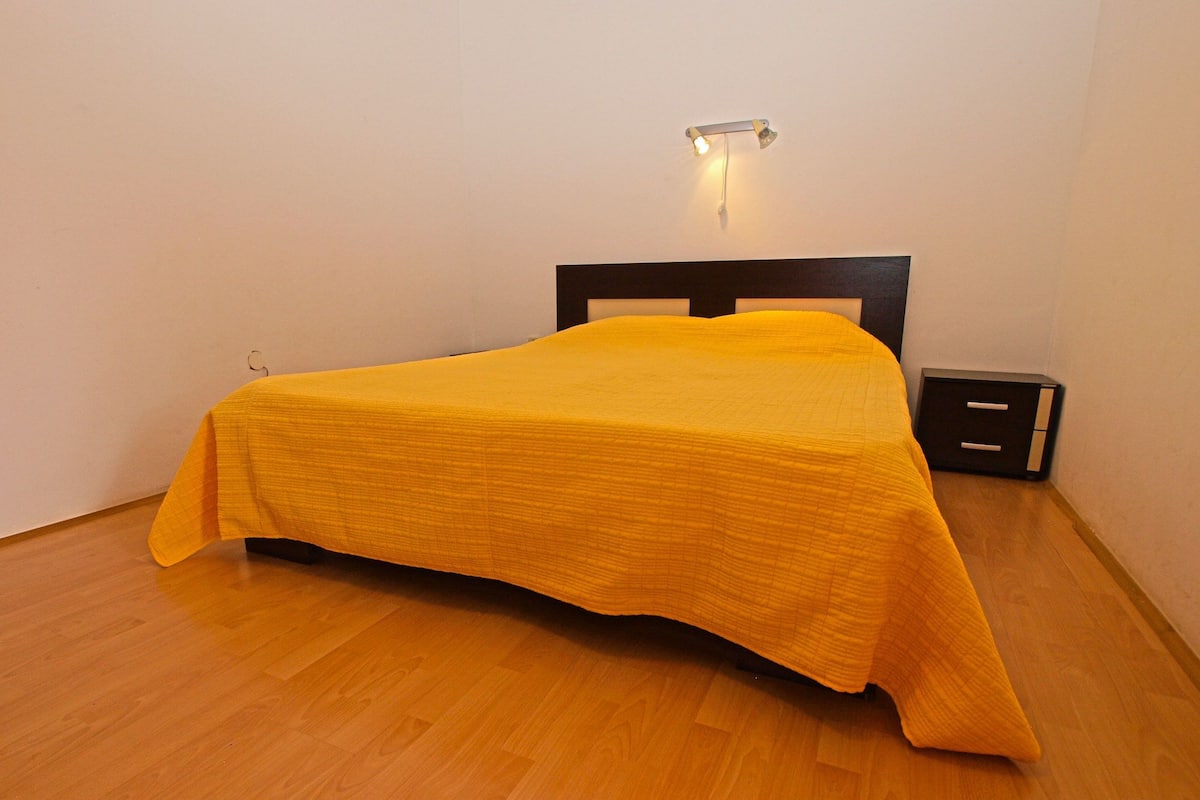Iron/ironing board, free WiFi, bed sheets