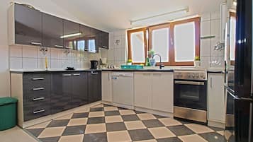 Fridge, coffee/tea maker
