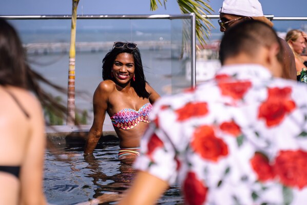 Piscine extérieure, parasols de plage, chaises longues