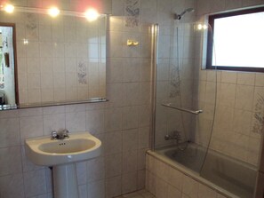 House, 4 Bedrooms | Bathroom | Shower, towels - Casa Antares Iquique 1127 (Quintero)