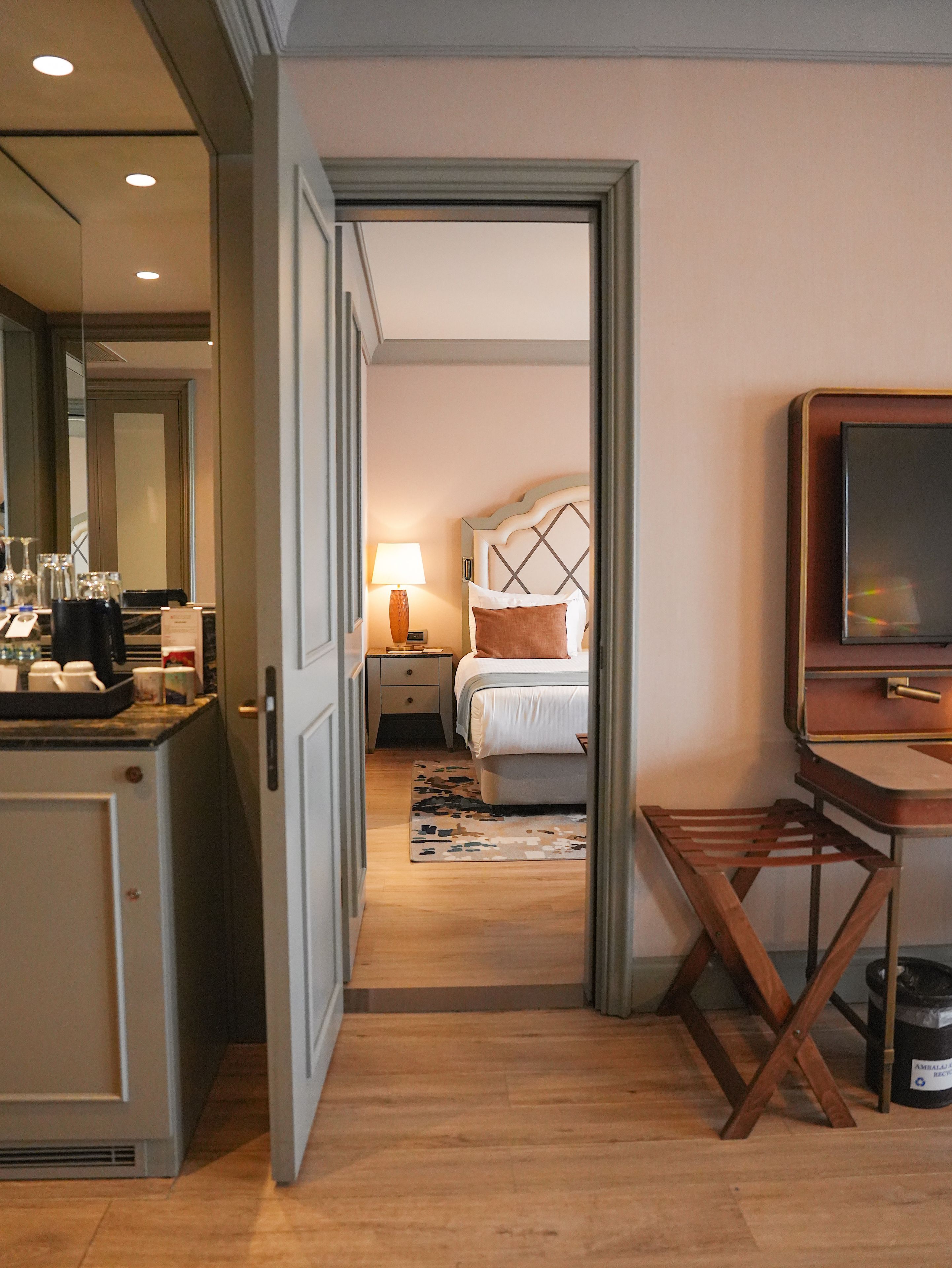 Une chambre d’hôtel équipée d’un lit, d’une table de chevet, d’une lampe et d’un téléviseur.
