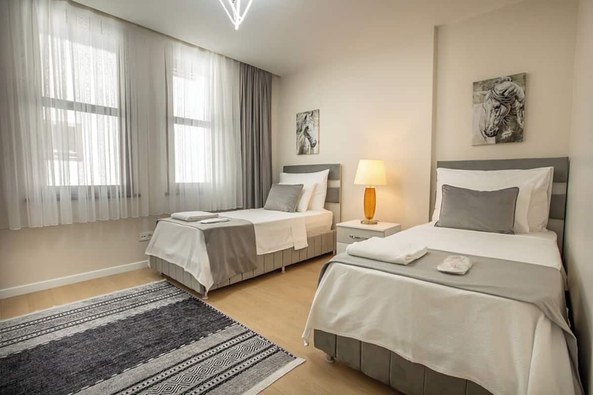 Executive Serviced Apartments with One King and Two Single Beds and a Private Balcony | 2 slaapkamers, Italiaanse Frette-lakens, luxe beddengoed