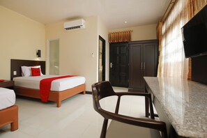Desk, WiFi, bed sheets - RedDoorz Plus near Halim Perdanakusuma 2 (Jakarta)