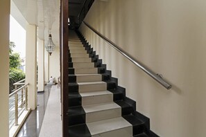 Staircase - RedDoorz Plus near Halim Perdanakusuma 2 (Jakarta)