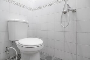 Shower, perlengkapan mandi gratis, dan handuk