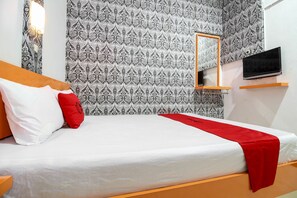 Double Room - RedDoorz Plus near Hartono Mall (Depok)