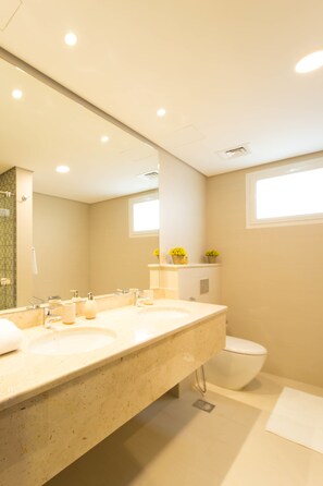 Luxury Villa, 2 Bedrooms, Beach View, Beachfront | Bathroom