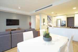 Luxury Villa, 2 Bedrooms, Beach View, Beachfront | In-room dining