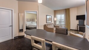 Studio suite, 1 kingsize bed | Een laptopwerkplek, verduisterende gordijnen