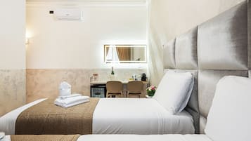 Deluxe-Doppel- oder -Zweibettzimmer | Hochwertige Bettwaren, Zimmersafe, Schreibtisch, schallisolierte Zimmer