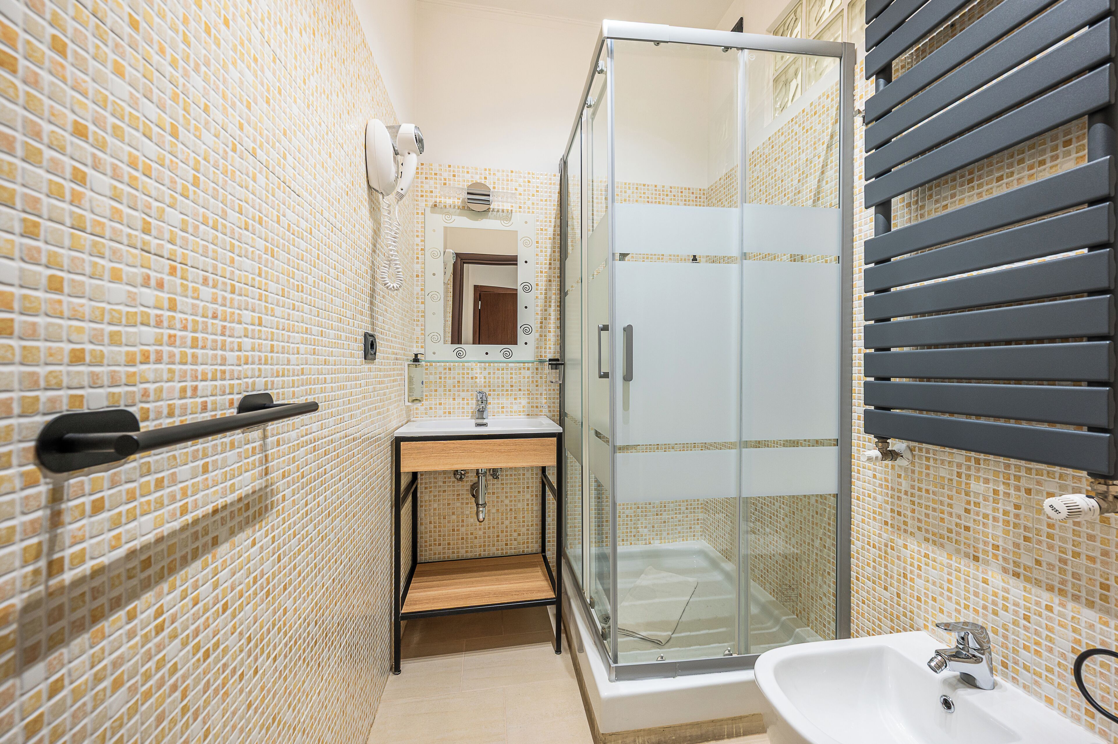 Quarto triplo conforto, 1 quarto | Banheiro | Chuveiro, produtos de toalete grátis, secador de cabelo, chinelos