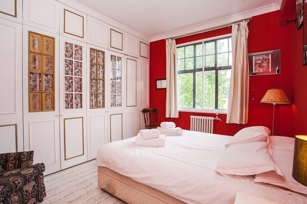 1 bedroom, premium bedding, iron/ironing board, free wired Internet - Unique, Quirky 1 Bed in Belsize Park (London)