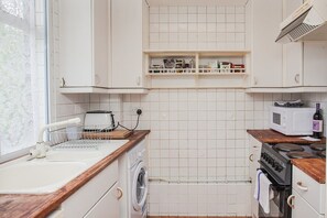 Private kitchen - Unique, Quirky 1 Bed in Belsize Park (London)