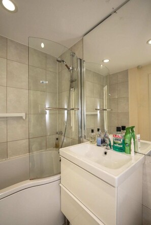 Apartment, 2 Bedrooms | Bathroom | Combined shower/tub, free toiletries, towels - Lovely 2- Bed Flat in North London (London)