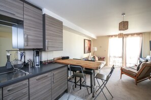 Apartment, 2 Bedrooms | Private kitchen