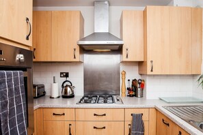 Apartment, 1 Bedroom | Private kitchen | Fridge, microwave, oven, stovetop - Stylish One Bedroom Flat in Vauxhall (London)