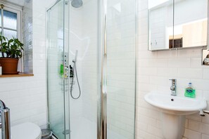 Appartement, 1 chambre | Salle de bain | Douche, articles de toilette gratuits, sèche-cheveux