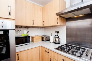 Appartement, 1 chambre | Cuisine privée | Réfrigérateur, micro-ondes, four, plaque de cuisson