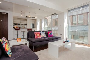 Appartement, 2 slaapkamers | Woonkamer | Televisie