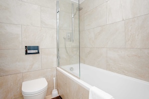 Apartment, 2 Bedrooms | Bathroom | Separate bathtub and shower, free toiletries, hair dryer, towels - Exquisite 2 Bedroom Apartment In Bank (London)