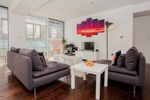 Apartment, 2 Schlafzimmer | Wohnzimmer | Fernseher