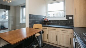 Unclassified image, 4 of 17, button - Spacious 1 Bed near Shepherds Bush (London)