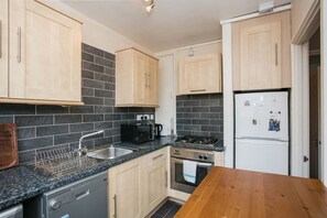 Apartment, 1 Bedroom | Private kitchen | Oven, stovetop, electric kettle - Spacious 1 Bed near Shepherds Bush (London)