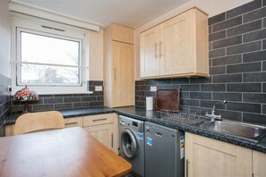 Apartment, 1 Bedroom | Private kitchen | Oven, stovetop, electric kettle