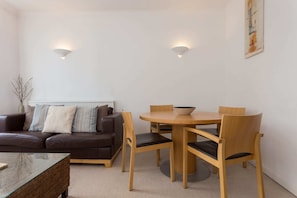 Apartamento, 1 habitación | Sala de estar | Una televisión