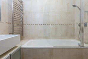 Lägenhet - 1 sovrum | Badrum | Badkar/dusch, gratis toalettartiklar, hårtork och handdukar