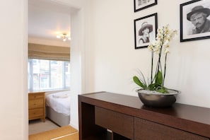 1 bedroom, premium bedding, laptop workspace, iron/ironing board - 1 Bedroom Flat in South Kensington (London)