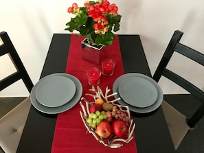 Apartment (einstein) | Essbereich im Zimmer