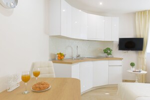 Apartment, 1 Double Bed | Private kitchen