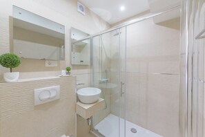 Căn hộ, 1 giường đôi | Phòng tắm | Bồn tắm và buồng tắm vòi sen riêng, vòi sen phun mưa, máy sấy tóc 