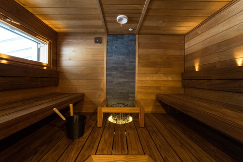 Villa moderne Lumikko avec bain à remous extérieur.