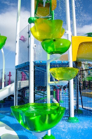 Enjoy a fun water play experience with a large bowl-shaped fountain and multiple water jets.