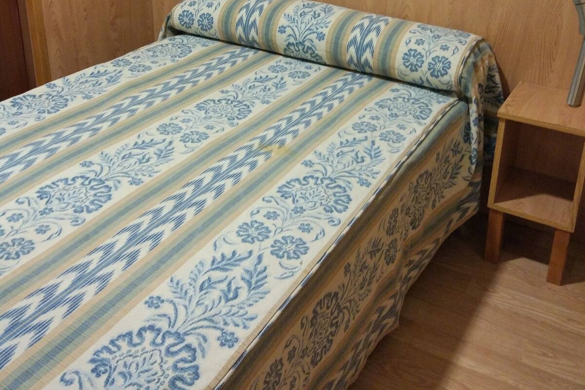 Basic Single Room | Desk, blackout curtains, free WiFi