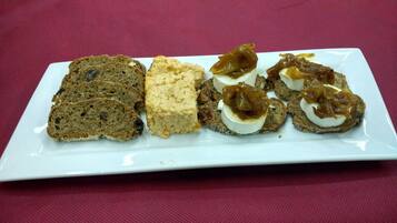S'hi serveixen plats de cuina local