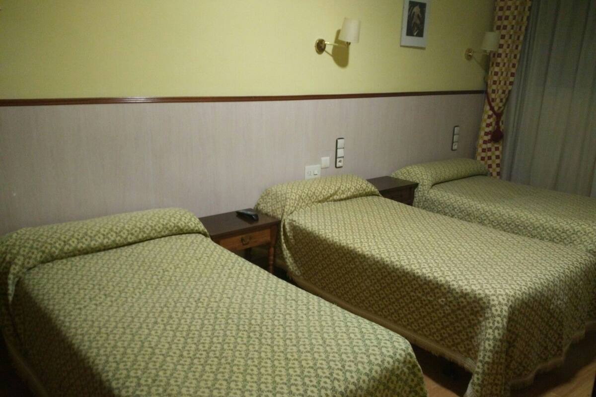 Triple Room | Desk, blackout curtains, free WiFi