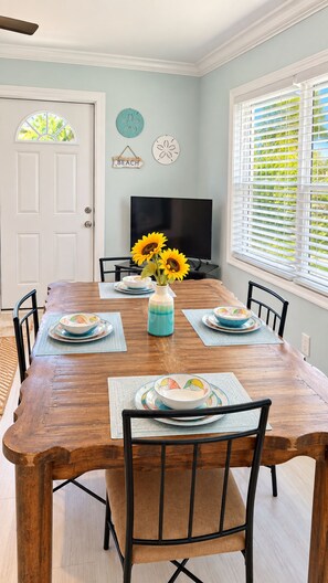 Dining - 5 O'Clock Somewhere getaway-Walk/Bike to Beach,Shops ,Fenced private doggie area (Naples)
