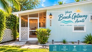 Exterior detail - 5 O'Clock Somewhere getaway-Walk/Bike to Beach,Shops ,Fenced private doggie area (Naples)