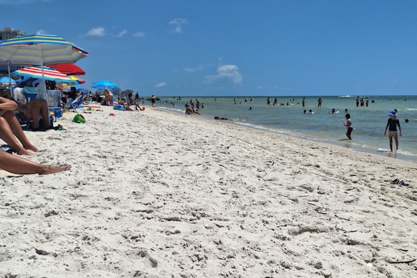 Beach nearby, sun loungers, beach towels