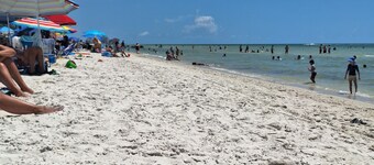 5 O'Clock Somewhere getaway-Walk/Bike to Beach,Shops ,Fenced private doggie area
