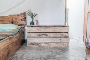 In-room safe, soundproofing, free WiFi, bed sheets - Hilltop Bungalow (Mirissa)