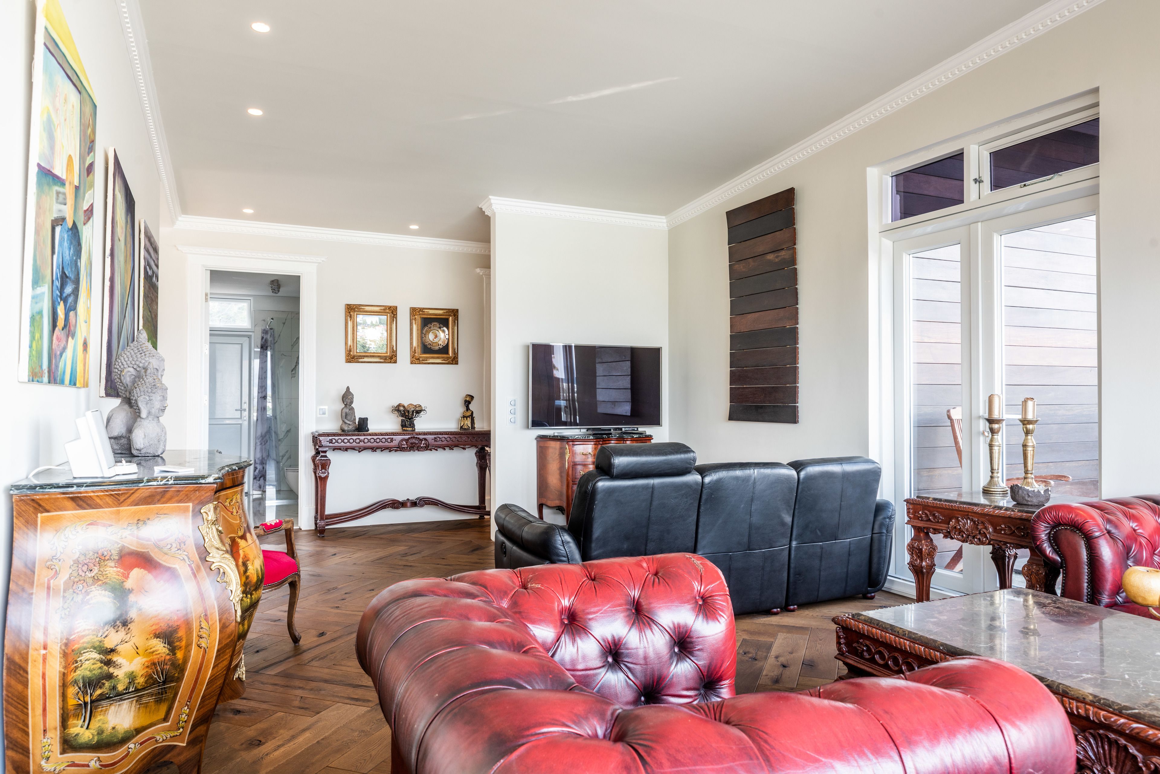 Villa Luxury, 3 camere da letto, sauna, vista città | Soggiorno | TV a schermo piatto 65 pollici con canali digitali, Smart TV, Netflix