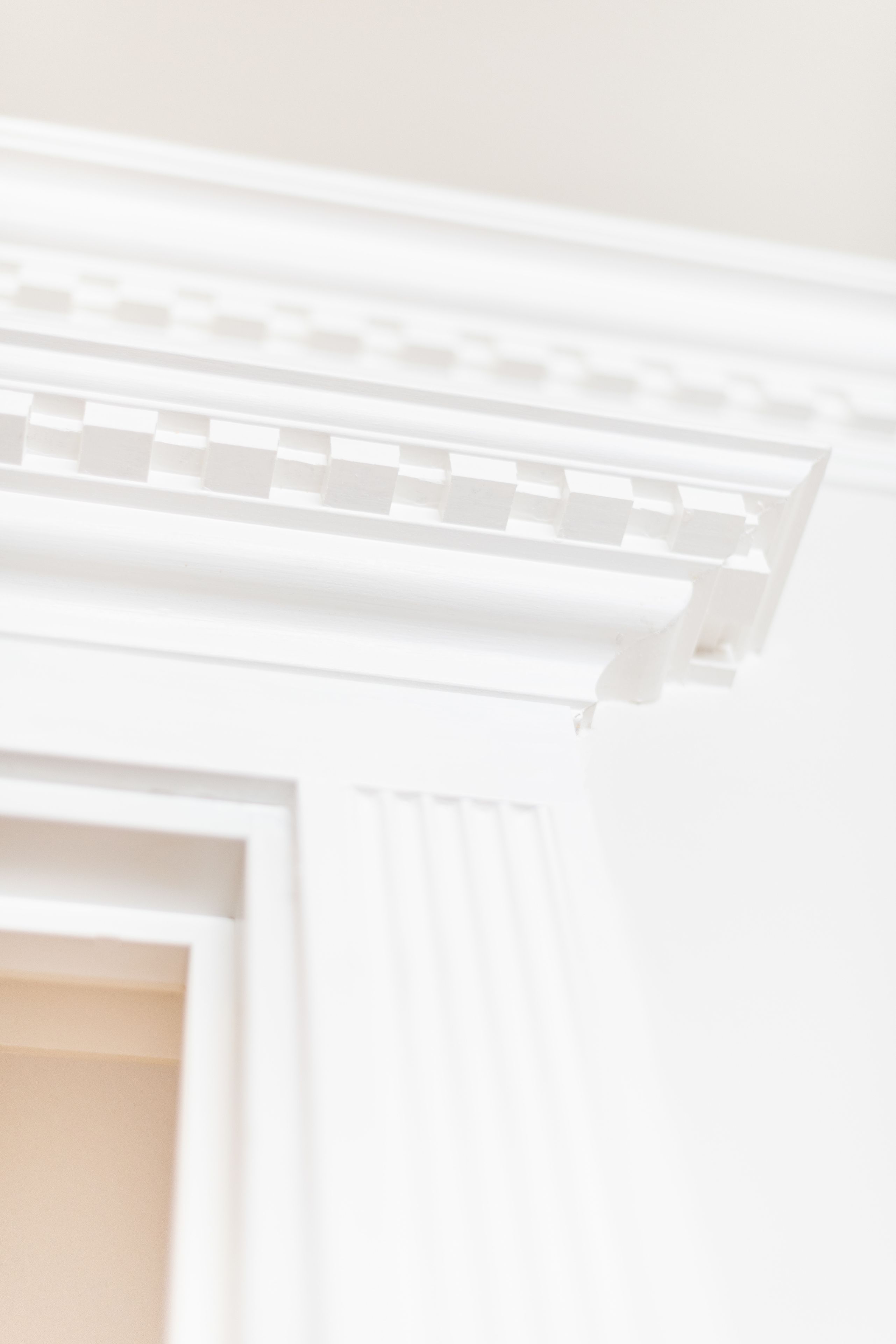 Un detalle arquitectónico blanco con una serie de huecos rectangulares.
